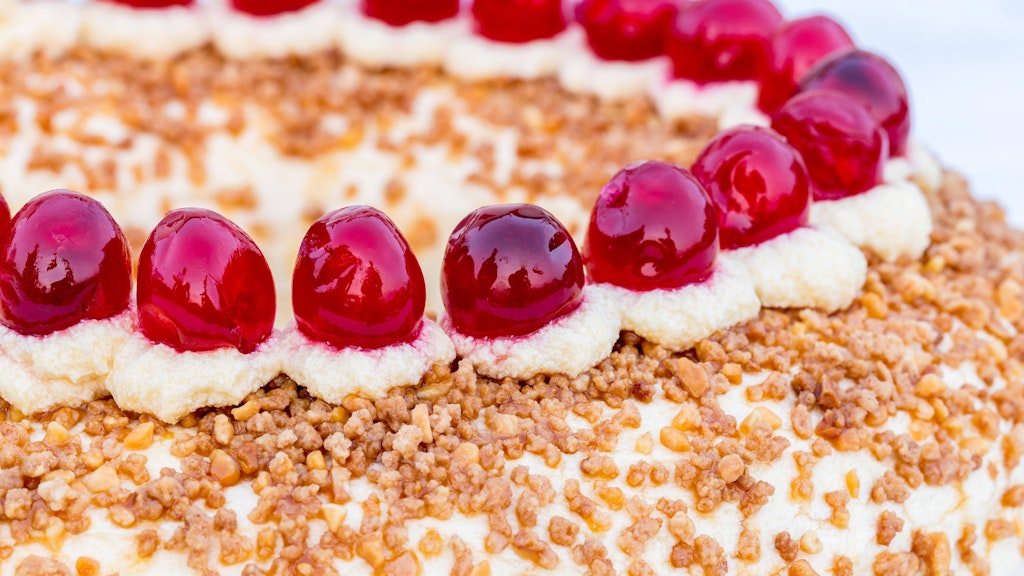 Wer möchte, kann den Frankfurter Kranz mit kleinen Belegkirschen verzieren.