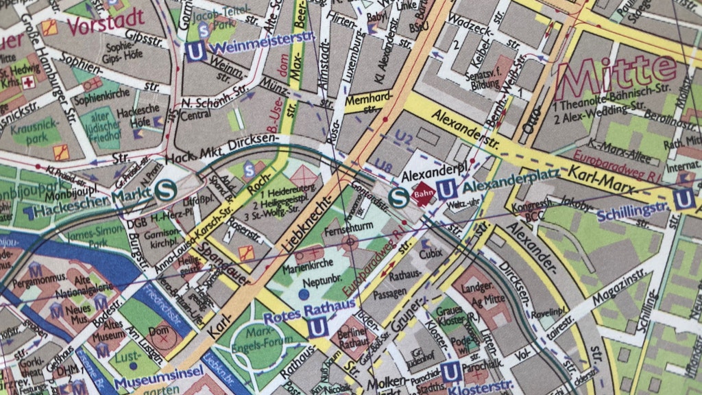 Grau markierte Straßen sind schlecht geeignet zum Radfahren. Gelbe Straßen haben Radfahrstreifen, oder sie sind als Fahrradstraße markiert. Orange heißt: Es gibt Busspuren. Weiß: ebener Belag. Ausschnitt aus der aktuellen fünften Auflage des Fahrradplans Berlin.