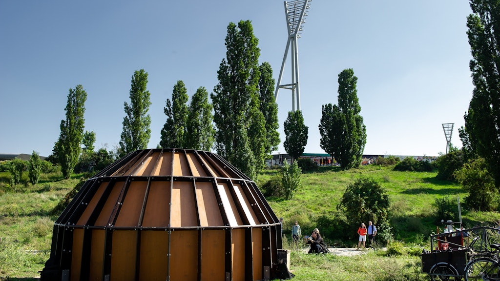 Die Schall-Muschel soll Geräusche abschirmen. Anwohner hatten sich rings um den Mauerpark immer wieder beschwert. <br>