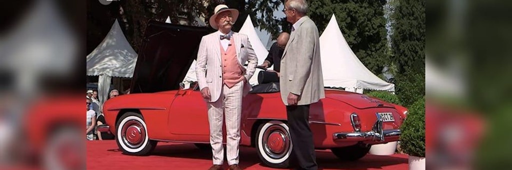 „Bares für Rares“-Moderator Horst Lichter vor dem roten Mercedes 190 SL, den Verkäufer Fröhlich aus Hannover in der Sendung anbietet.