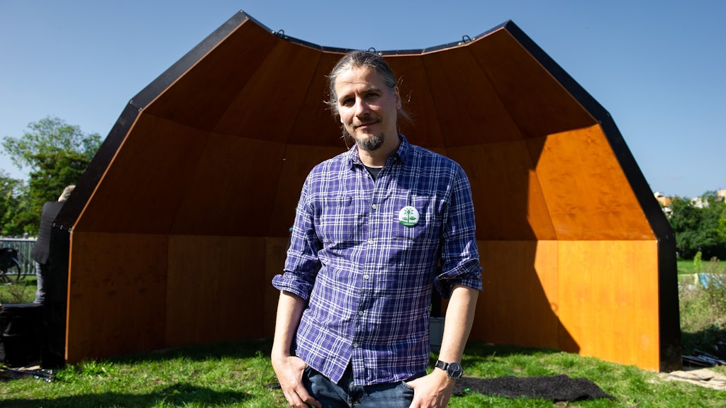 Alexander Puell, Vorsitzender des Vereins Freunde des Mauerpark e.V. vor dem Prototypen der Acoustic Shell im Mauerpark. 