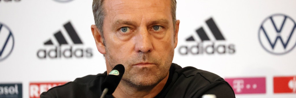 Kann auch halbwegs grimmig gucken: Bundestrainer Hansi Flick. 