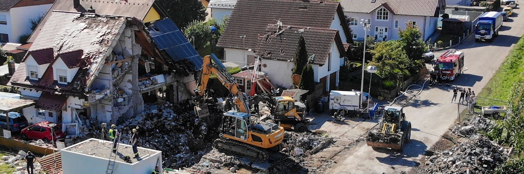 Das Haus in Rohrbach an der Ilm (Bayern) nach der Explosion. In der Ruine wurde die Leiche einer 54-jährigen Bewohnerin gefunden. Ihr Ehemann (55) ist noch vermisst. Vermutlich kam er kurz nach der Explosion bei einem Auto-Crash ums Leben. 