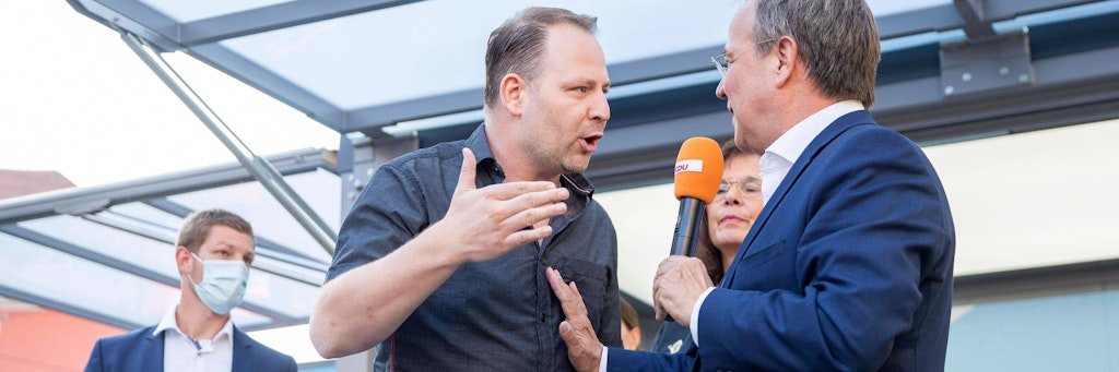 Querdenker Thomas Brauner (l.) stürmte zu Armin Laschet aufs Podium.