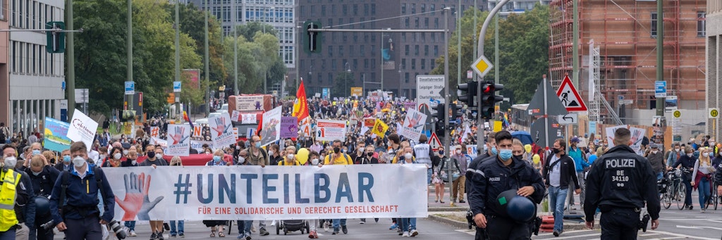 Tausende Menschen sind am Sonnabend in Berlin einem Aufruf des Bündnisses "Unteilbar" gefolgt. Unter dem Motto "Für eine gerechte und solidarische Gesellschaft" demonstrierten sie für Menschenrechte, Solidarität und soziale Gerechtigkeit. 
