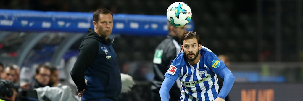 Beäugt von Chefcoach Pal Dardai macht sich Marvin Plattenhardt an einen Einwurf. Der Verteidiger gehört bei Hertha zu einem ganz besonderen Trio. 