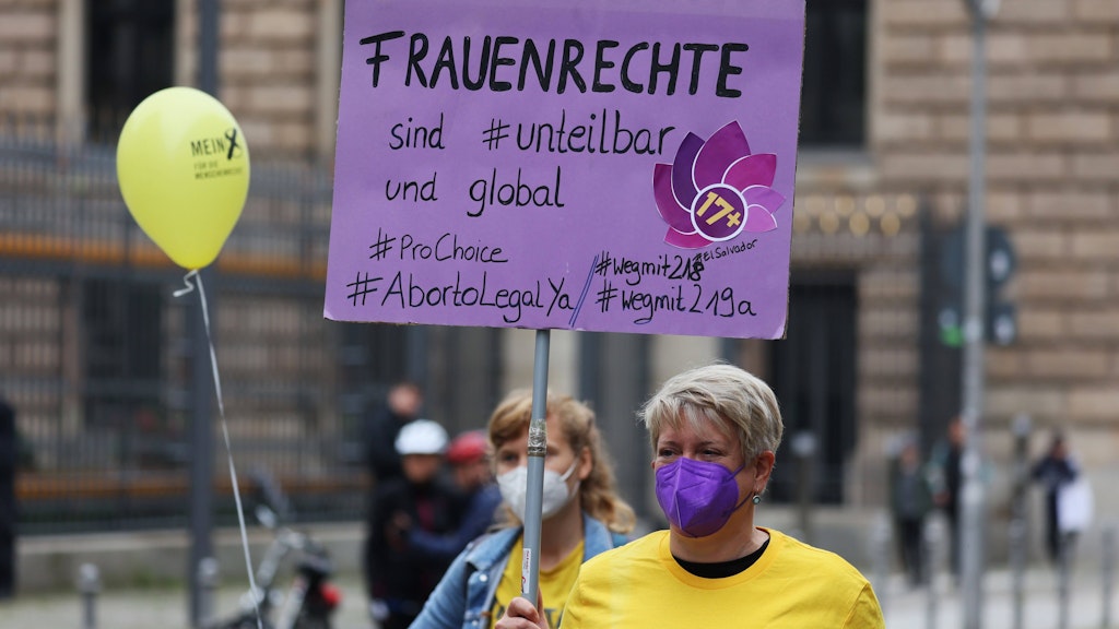 Die Demo richtet sich gegen den Klimawandel, gegen Rassismus und soziale Ungerechtigkeit - und engagiert sich für Frauenrechte.