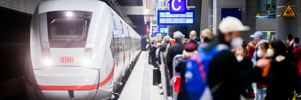 Dichtes Gedrängel am Berliner Hauptbahnhof, als einer der wenigen ICE einfährt.