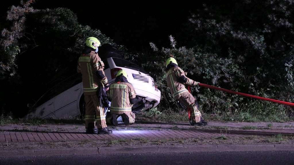 Mit einer starken Seilwinde zogen die Feuerwehrleute das Auto aus der Böschung.