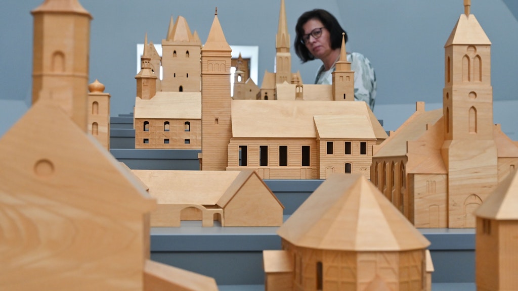 Dörthe Stein, Mitarbeiterin im „Archiv der verschwundenen Orte“ betrachtet hölzerne Modelle von Kirchen, die wegen der Förderung von Braunkohle abgerissen wurden.