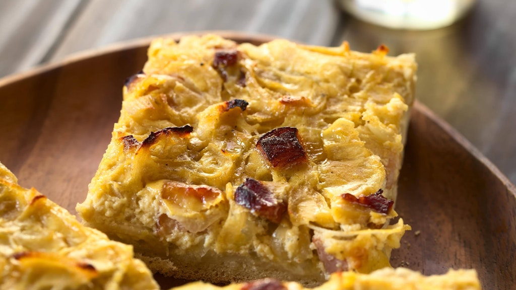 Zwiebelkuchen schmeckt im Herbst besonders köstlich - und lässt sich aus Pizza-Teig aus dem Kühlregal gut herstellen.