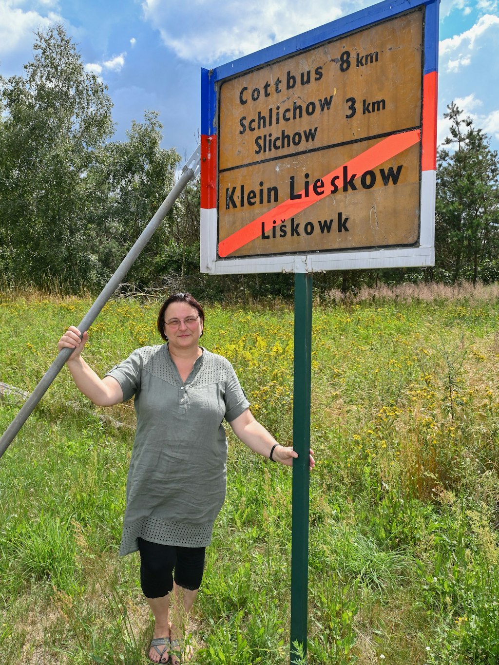 Kathrin Schwella, ehemalige Bewohnerin von Klein Lieskow, steht an der Gedenkstätte für den Ort Klein Lieskow am Rand eines ehemaligen Braunkohletagebaus und zukünftigen Cottbuser Ostsee.