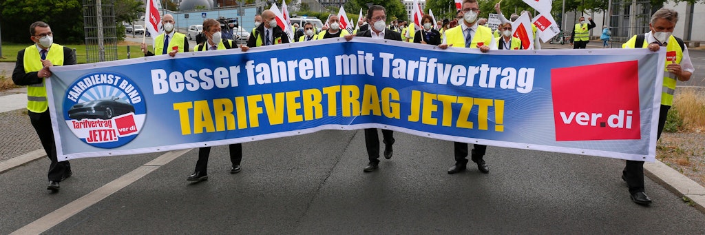 Auf einer Demo in Berlin forderten die Fahrer der Bundestagsabgeordneten im Juni eine Bezahlung nach Tarif. 