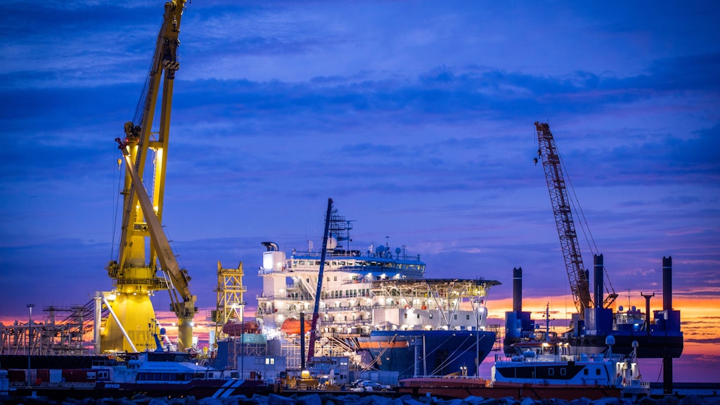 Das russische Verlegeschiff Akademik Tscherski liegt vor Sonnenaufgang im Hafen von Mukran auf der Insel Rügen. Das Spezialschiff wurde hier für seinen Einsatz zum Weiterbau der Ostsee-Pipeline Nord Stream 2 vorbereitet. 