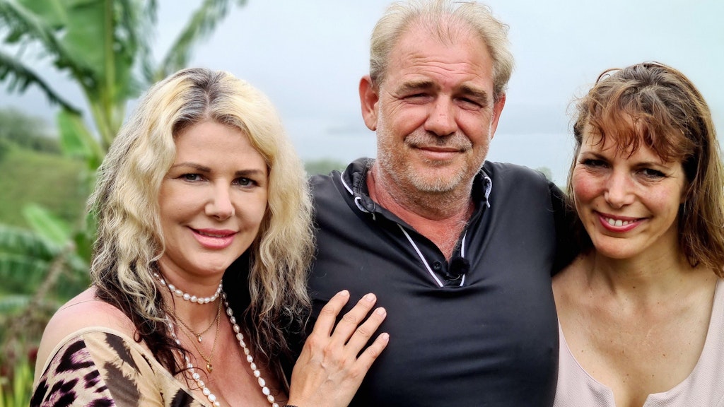 Nico (38) aus Costa Rica mit Karin (50, l.), selbstständige Finanzberaterin aus Baden-Württemberg, und Tirza (43), Pensionsbetreiberin aus Rheinland-Pfalz, nehmen an „Bauer sucht Frau International“ teil.