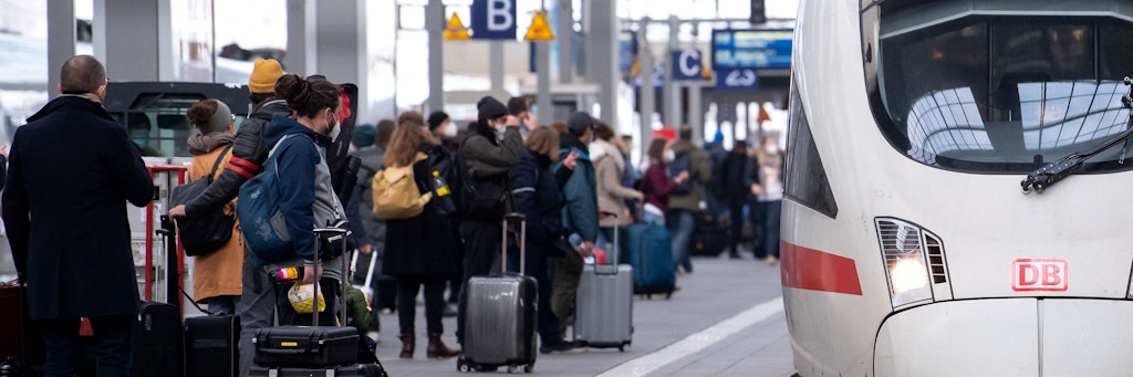 Ein ICE der Deutschen Bahn. Es wird darum gestritten, ob es Zutrittsbeschränkungen geben soll oder nicht.