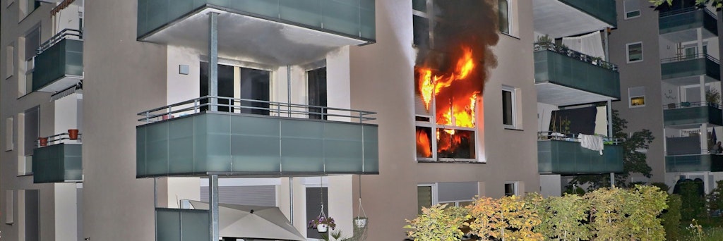Flammen schlagen aus dem Mehrfamilienhaus in Stuttgart. 