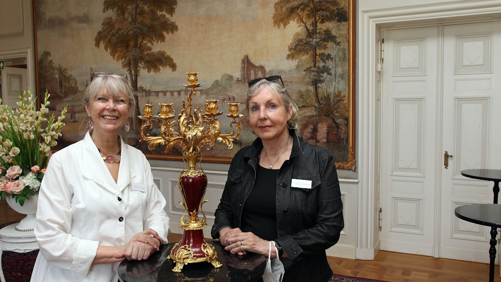 Sie führen die Besucher durch das Schloss: Sigrid Rostock (70, li.) und Jutta Bagdahn (73) mit dem Leuchter, der zu den wenigen originalen Gegenständen gehört, die von dem Haus erhalten blieben. 
