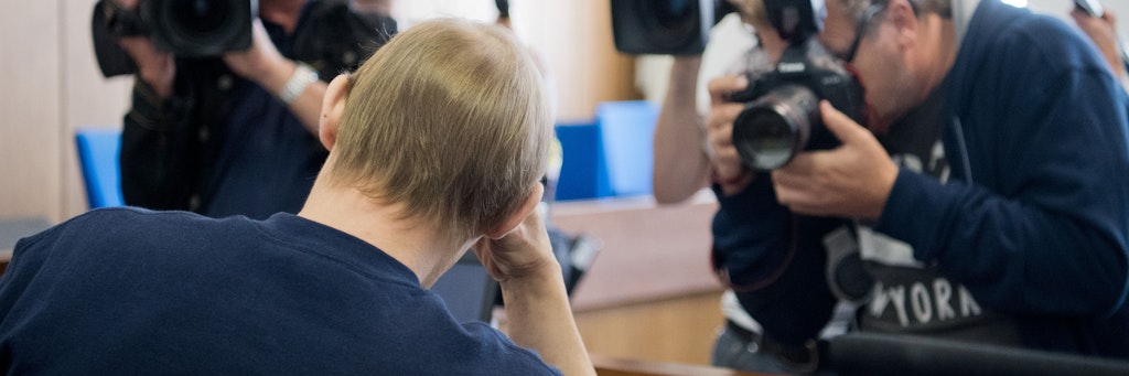 Der Angeklagte im Prozess um den Tod einer jungen Frau sitzt beim ersten Prozessauftakt im Landgericht. Nach dem gewaltsamen Tod einer Studentin im Wald am Kloster Loccum (Landkreis Nienburg) gibt es jetzt einen dritten Prozess gegen den zuletzt freigesprochenen Tatverdächtigen. 