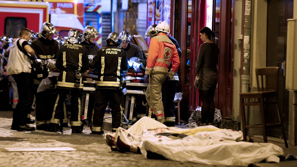 Bei der Anschlagserie hatten Terroristen auch in Bars und Restaurants auf Gäste geschossen.