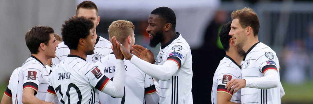 Die deutsche Nationalmannschaft hat auch auf Island einiges zu bejubeln, wie hier das 2:0 von Antonio Rüdiger (M.).