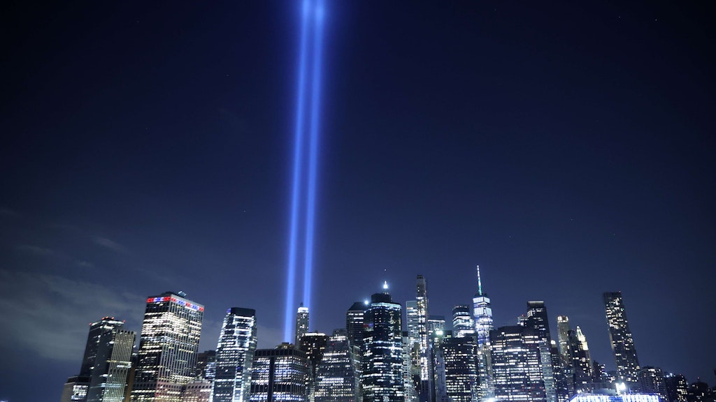 Anstelle der als Twintowers bekannten Türme des World Trade Centers ragen jetzt zwei Lichtsäulen in den New Yorker Himmel.