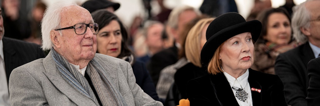Der Kunstsammler Heiner Pietzsch und seine Frau Ulla verfolgen vor dem Spatenstich für das Berliner Museum der Moderne eine Rede. Heiner Pietzsch starb am Dienstag im Alter von 91 Jahren. 
