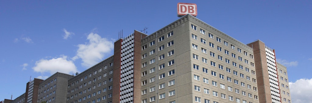 Der Unternehmenssitz der Deutschen Bahn in der ehemaligen Stasizentrale Normannenstraße in Berlin Lichtenberg. Heute steht das Gebäude weitgehend leer. 