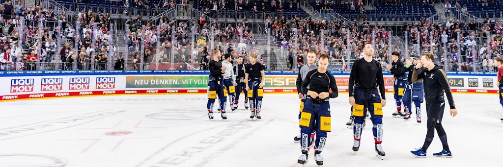 Nicht die fröhlichste aller Ehrenrunden, aber eine Ehrenrunde: Die Fans wollen ihre Eisbären nach der langen Zwangspause trotz der Pleite unbedingt noch mal sehen. 
