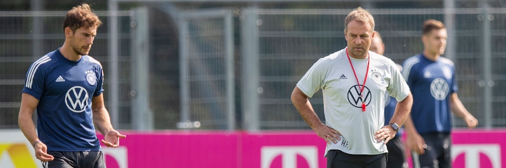 Hansi Flick (r.) schaut bei seinen neuen Nationalspieler genau hin. Leon Goretzka gehört dabei zu den Gewinnern unter dem neuen Bundestrainer. 
