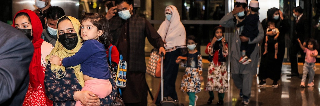 Frauen und Kinder aus Afghanistan kamen gestern mit der ersten zivilen Evakuierungsmaschine aus Afghanistan seit dem Abzug der US-Truppen auf dem Flughafen in Katars Hauptstadt Doha an. 
