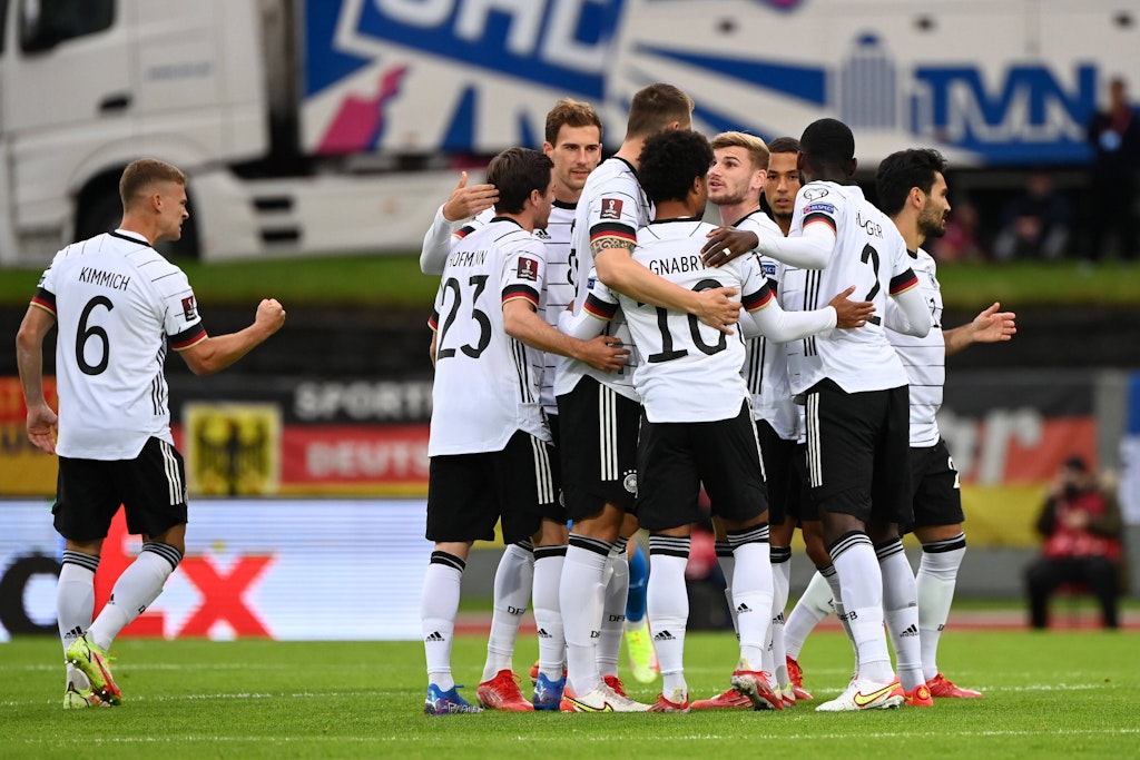 Die Mannschaft feiert den Sieg auf Island - da wussten die Spieler noch nicht, dass ihnen eine ungewöhnlich Rückreise bevorstehen sollte. 
