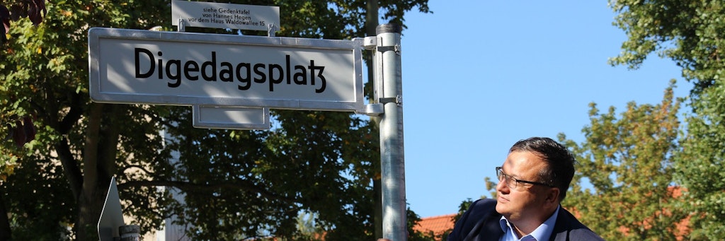 Dieser Platz ist jetzt nach den Digedags benannt. Das freut offensichtlich auch den Lichtenberger Bezirksbürgermeister Michael Grunst. 
