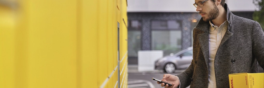 Zum Abholen von Paketen wird nur noch ein von der DHL-App erzeugter QR-Code vor den Scanner der Packstation gehalten.