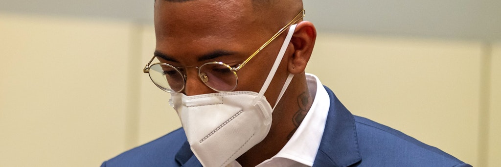 Der Fußball-Profi und ehemalige Nationalspieler Jerome Boateng steht zu Beginn des Prozesses gegen ihn im Amtsgericht München. Gegen Boateng wird wegen des Vorwurfs der Körperverletzung verhandelt. Boateng wurde verurteilt, das Amtsgericht verhängte eine Geldstrafe von 60 Tagessätzen zu je 30 000 Euro.