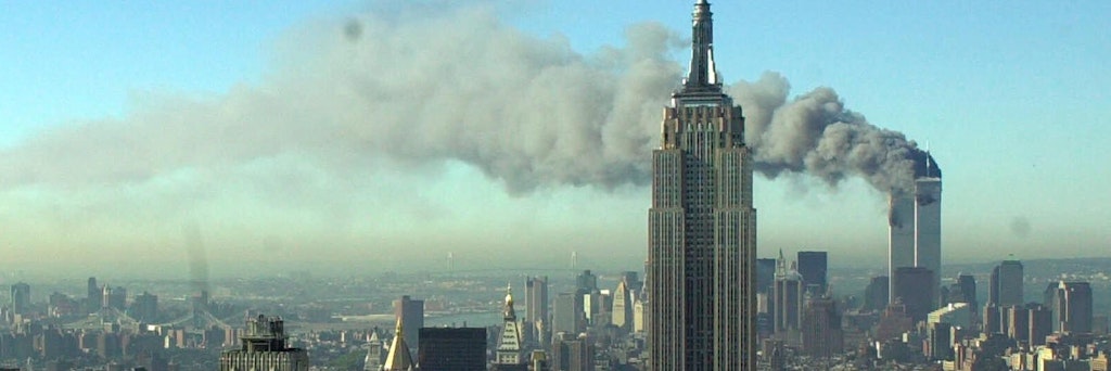 Rauchschwaden ziehen über die Skyline von New York City, nachdem am 11. September 2001 zwei entführte Flugzeuge in die Zwillingstürme des World Trade Centers geflogen waren.