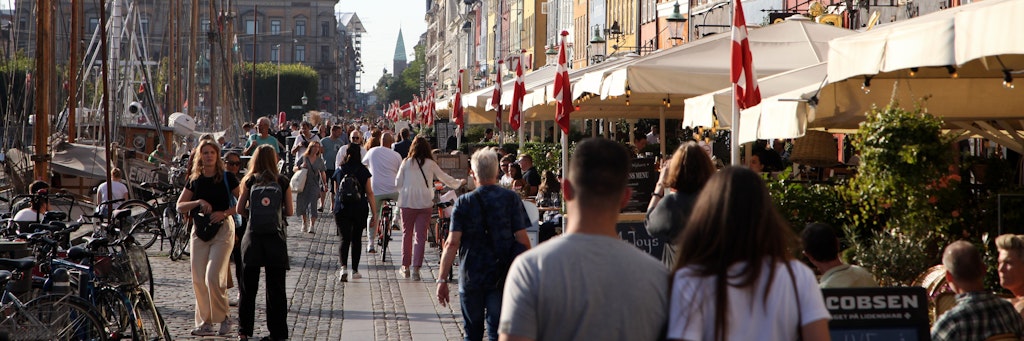 Ohne Masken und Abstand: Passanten spazieren am Nyhavn entlang, dem bei Touristen beliebten Hafen Kopenhagens mit seinen bunten Häuschen.