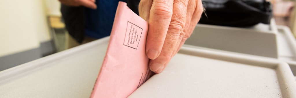 Bereits jetzt können Wahlberechtigte ihre Stimme abgeben: Hier wirft ein Mann seinen Stimmzettel für die Bundestagswahl in eine Urne im Neuen Rathaus Hannover.