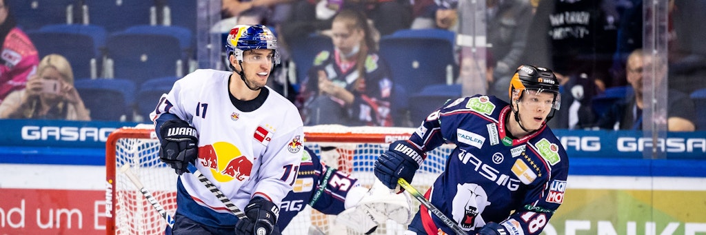 Münchens Frederik Tiffels im Zweikampf mit Eisbär Jonas Müller beim Ligaauftakt.