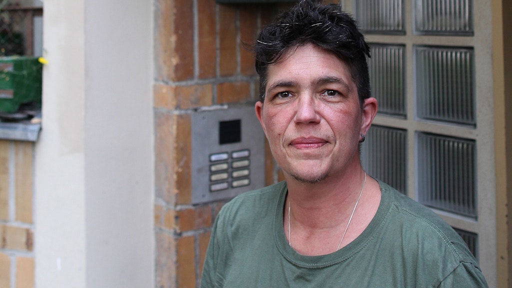Chris S. vor der Wohnung, die er vor vier Jahren mit seiner Ex-Freundin zusammen anmietete. Heute hat er noch nicht mal mehr einen Wohnungsschlüssel, aber kommt nicht aus dem Mietvertrag.<br>