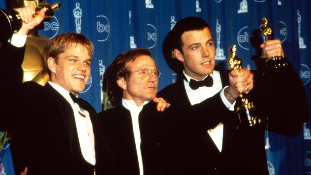 Matt Damon, Robin Williams, Ben Affleck mit ihren Oscar-Auszeichnungen für „Good Will Hunting“ 1998.
