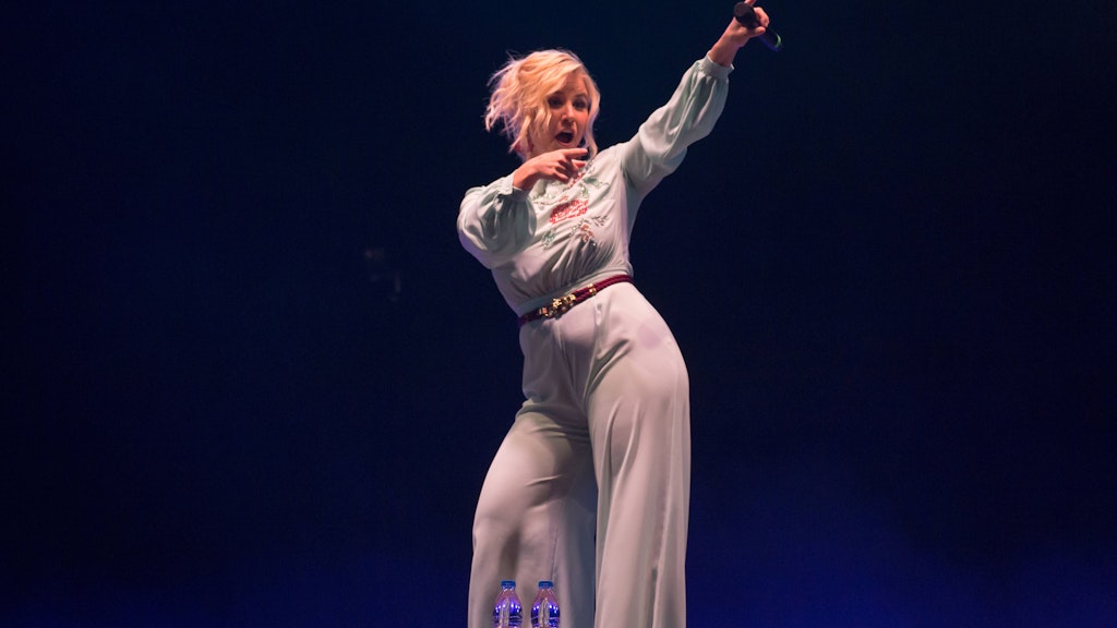 Beatrice Egli im schicken Einteiler bei einem Konzert in Hessen. Am Sonntag tritt sie im ZDF-Fernsehgarten auf.