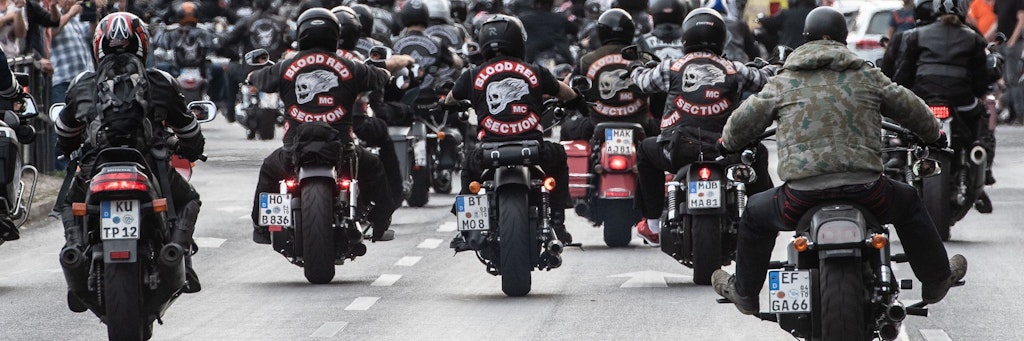 Die Rockergruppe Hells Angels trifft sich zu ihrer alljährlichen Motorrad-Demonstration durch Berlin.