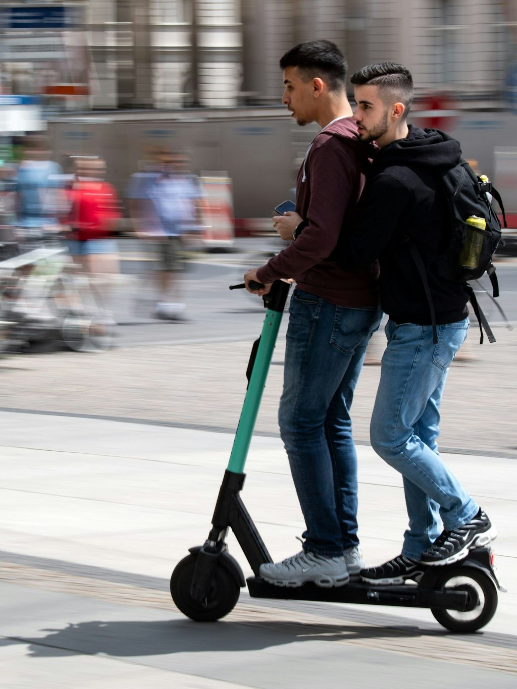 Gerne zu zweit und auf dem Bürgersteig unterwegs: E-Roller-Fahrer in Berlin