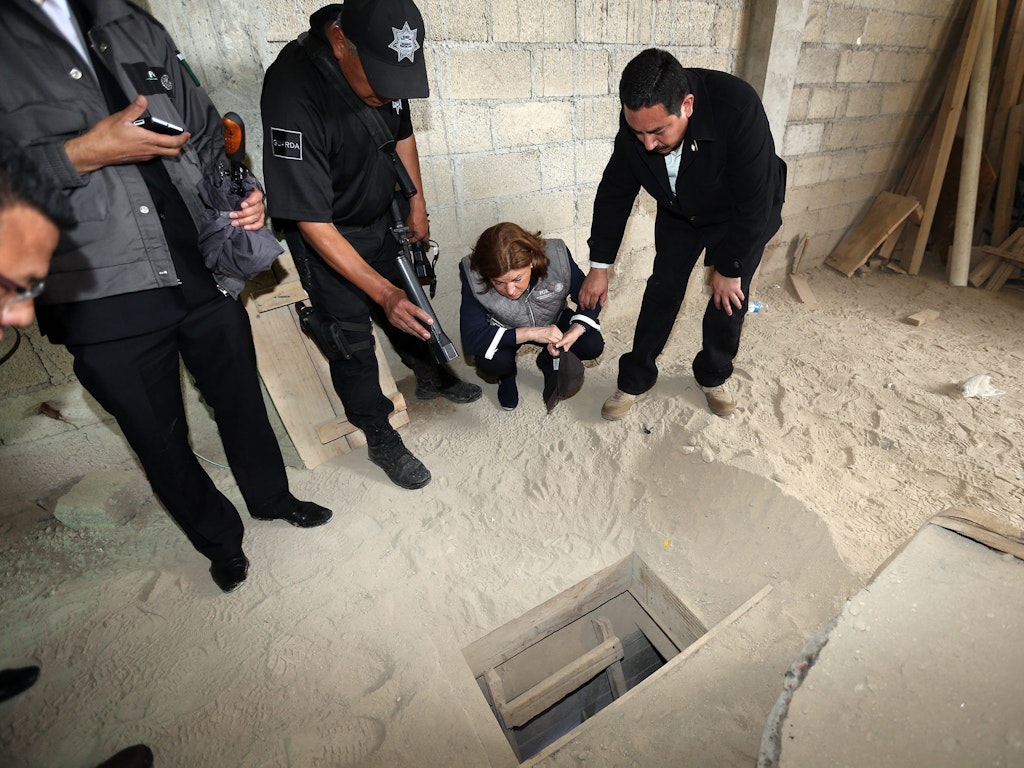 Arely Gomez (2.v.r.), damalige Generalstaatsanwältin in Mexiko, schaut in einen Tunnel, durch den „El Chapo“ aus einem Gefängnis floh.