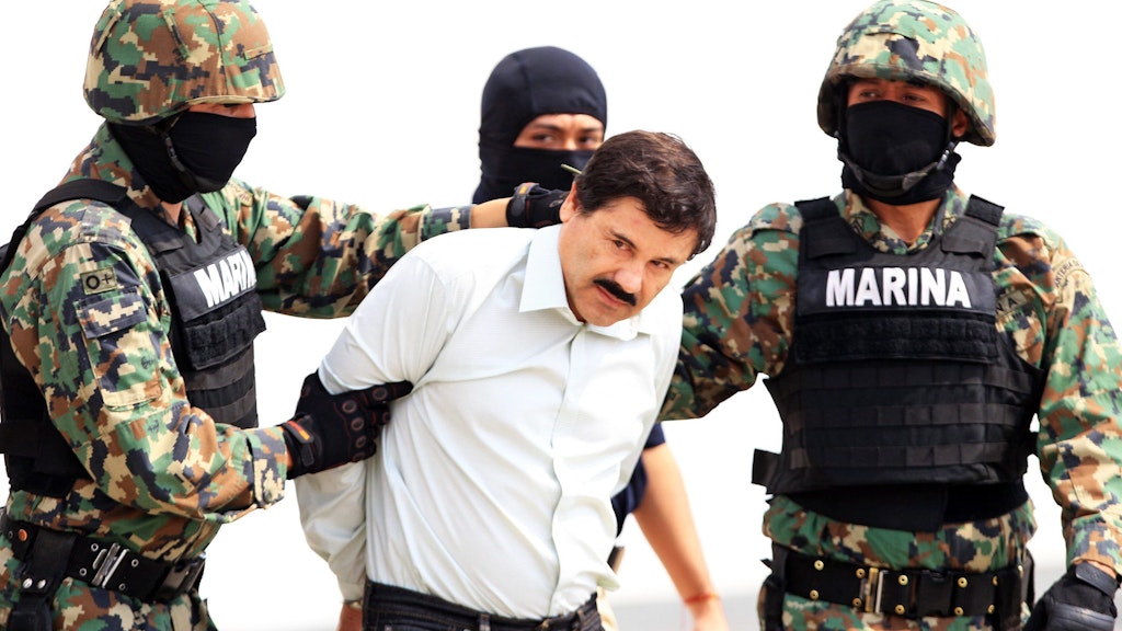 Joaquin „El Chapo“ Guzmán (M.) wird von vermummten Mitgliedern der Marine festgenommen. 