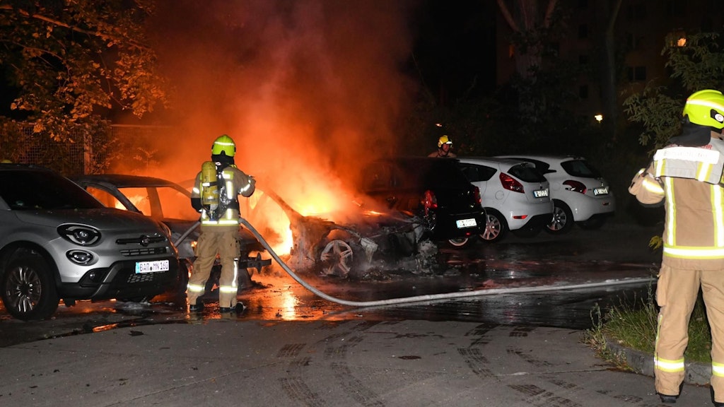 Den Einsatzkräften der Feuerwehr gelang es, die Flammen in den Autos zu löschen.