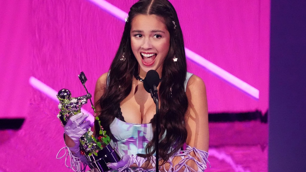 Olivia Rodrigo nimmt den Preis für den Song des Jahres für „Drivers License“ bei den MTV Video Music Awards im Barclays Center entgegen.