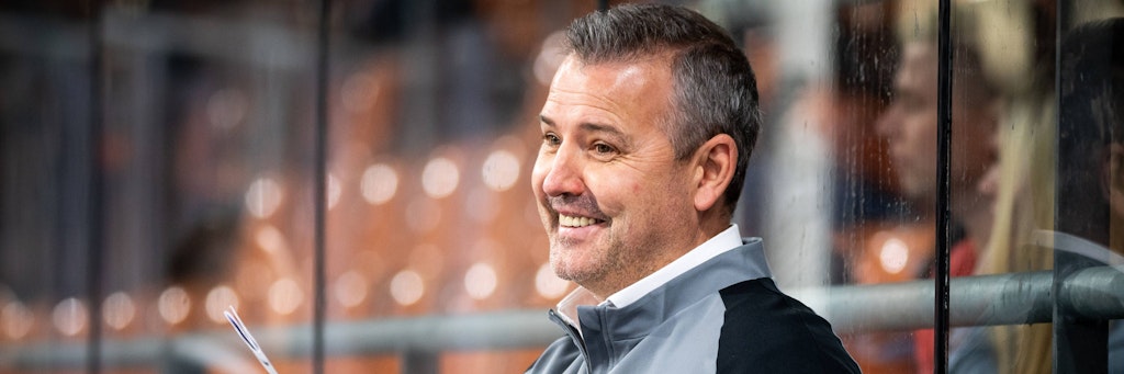 Eisbären-Trainer Serge Aubin kann an der Bande nicht nur vollkommen konzentriert ... 