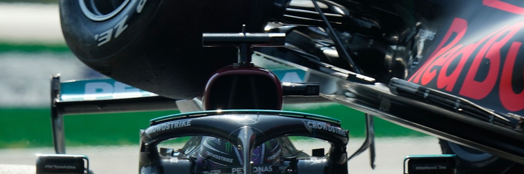 Der rechte Hinterreifen des Red Bull von Max Verstappen kommt dem Kopf von Lewis Hamilton immer näher ... 